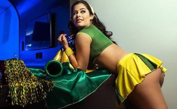 Video: Mira a Larissa Riquelme posando sexy uniforme de la Selección de Brasil