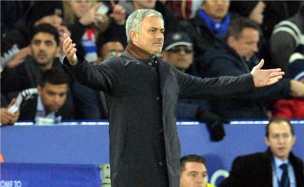 Directiva del Chelsea considera el futuro de Mourinho