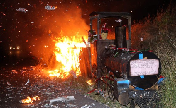 Hondureños exorcizan males de 2015 quemando monigotes