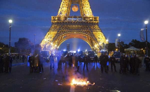 Cerraron la Torre Eiffel por disturbios tras final de la Euro