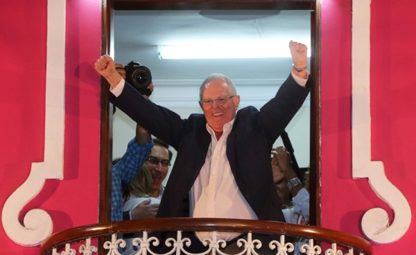 LIM10. LIMA (PERÚ), 05/06/2016.- El candidato presidencial Pedro Pablo Kuczynski saluda a sus simpatizantes durante un breve mitin hoy, domingo 5 de junio de 2016, en una de sus sedes políticas en Lima (Perú). El candidato a la Presidencia de Perú Pedro Pablo Kuczynski se mantuvo cauto sobre los primeros cómputos rápidos que le dan ventaja respecto a su rival Keiko Fujimori en los comicios de hoy, pero dijo que los delegados de su partido deben seguir vigilantes el recuento de votos 'para que no nos roben' en las mesas de sufragio. EFE/Ernesto Arias
