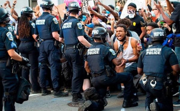 Suspenden a siete policías de Nueva York por muerte de afroamericano