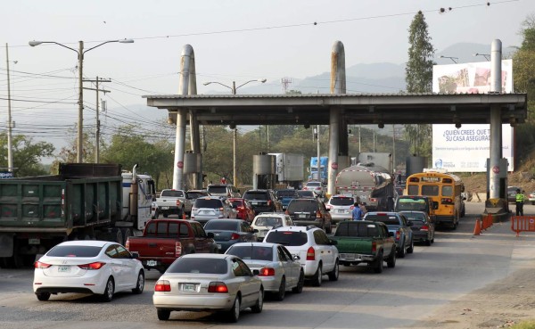 Policías y militares vigilan carreteras para evitar tomas
