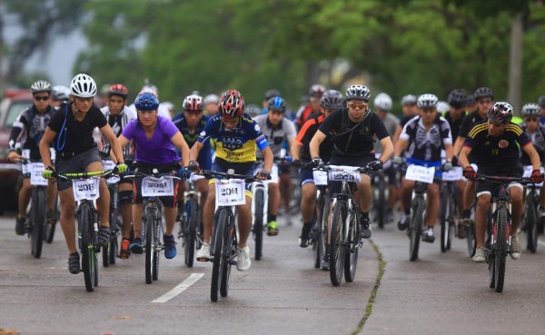 Sampedranos corren y pedalean a favor de enfermos