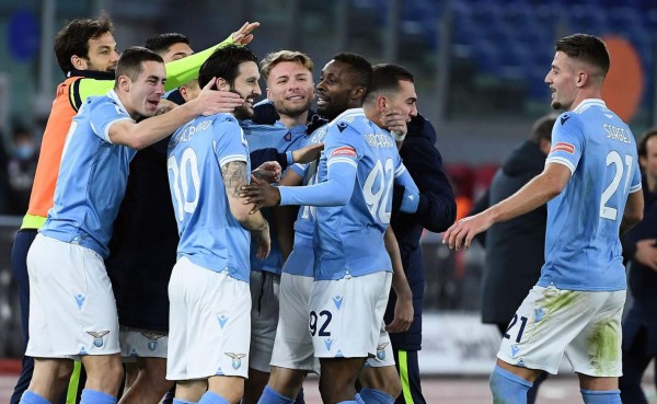 Lazio se adueña del derbi capitalino con goleada a la Roma en la Serie A
