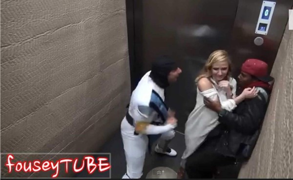 Usando el personaje del popular videojuego 'Mortal Kombat', hace una divertidísima broma dentro de un ascensor. Foto YouTube.