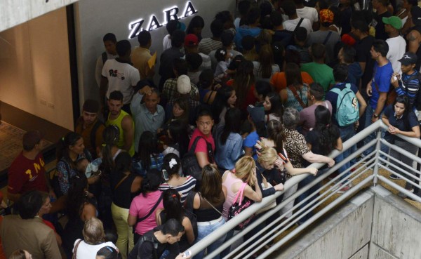 Venezolanos se agolpan en tienda de ropa