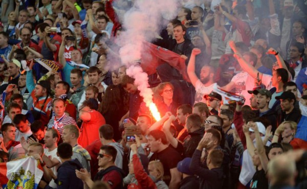Hinchas rusos expulsados de Francia tras disturbios en la Euro
