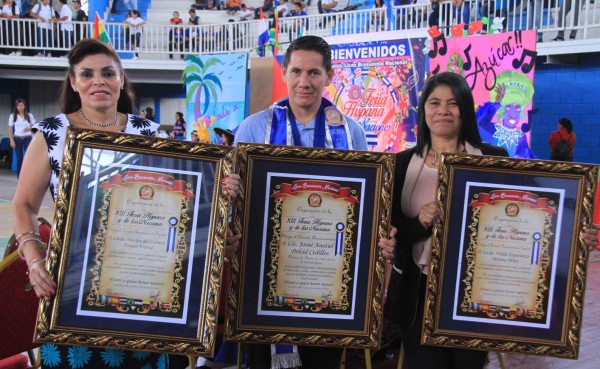 Gran fiesta de los países en el gimnasio del Complejo Olímpico