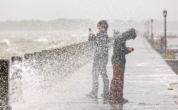 La tormenta tropical Rina se fortalece antes de llegar al Atlántico norte