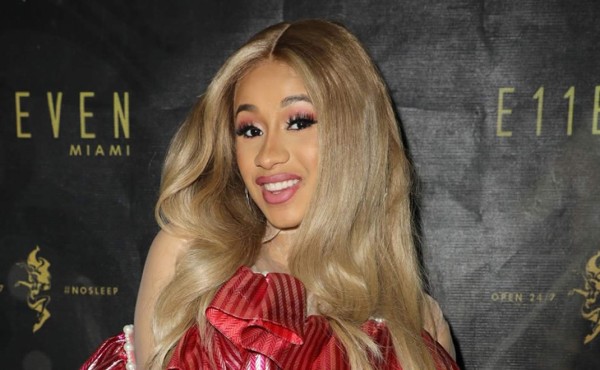 Cardi B debutó como madre con una niña