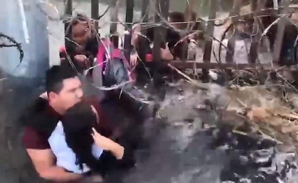 '¡Cuidado con el niño!', migrantes hondureños atraviesan alambres de púas en Arizona