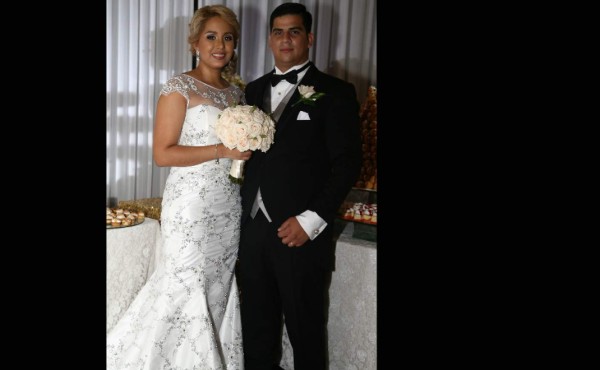 Los novios festejan y brindan por su amor