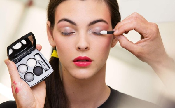 Belleza que ilumina el rostro femenino