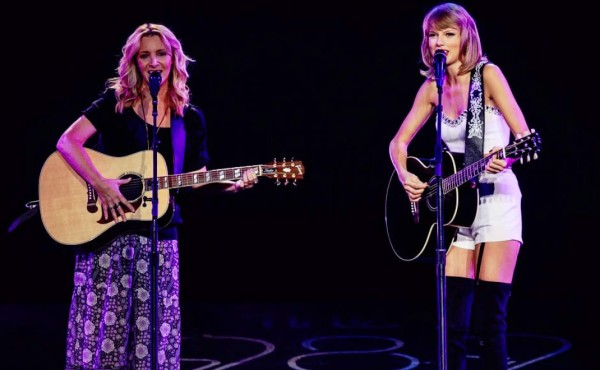 Taylor Swift interpreta 'Smelly Cat' a dúo con Lisa Kudrow