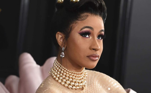 Cardi B sufre vergonzoso error de vestuario sobre el escenario