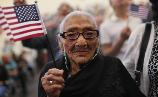 Hondureña de 101 años recibe la ciudadanía de EUA  