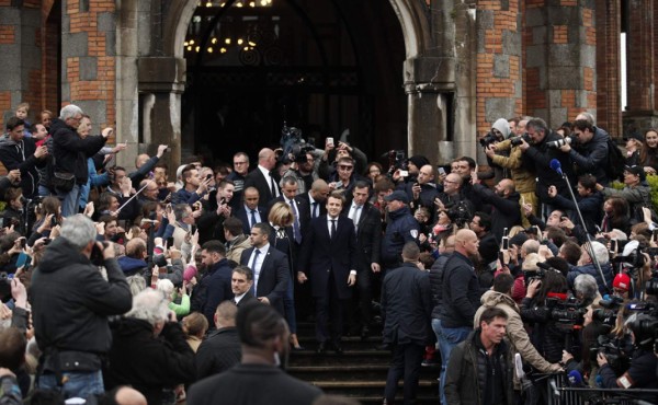 El cantidato presidencial Emmanuel Macron y su esposa al abandonar el colegio electoral después de votar en la segunda vuelta. EFE