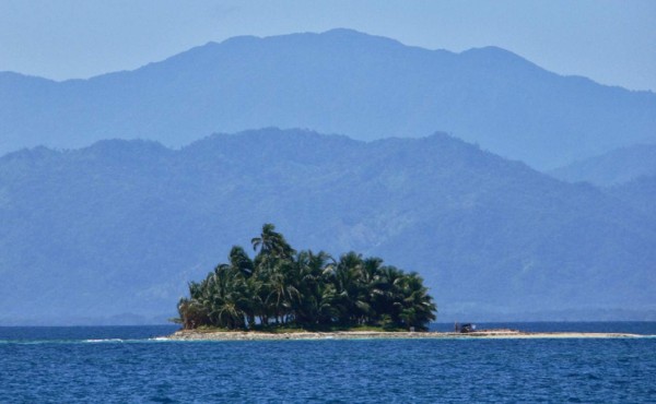 Cayos Cochinos, valioso monumento natural marino en el Caribe hondureño