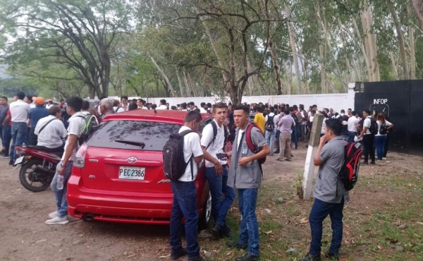 Alumnos y padres de familia del Instituto Nacional de Formación Profesional (Infop) de San Pedro Sula, realizando este lunes una movilización para exigir el inicio de clases.