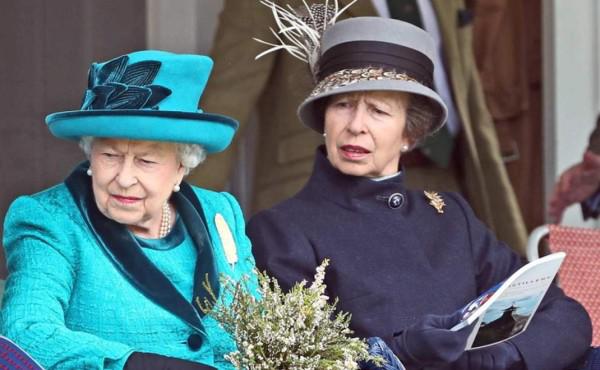 La Princesa Ana en una foto de archivo junto a su madre, la reina Isabel.