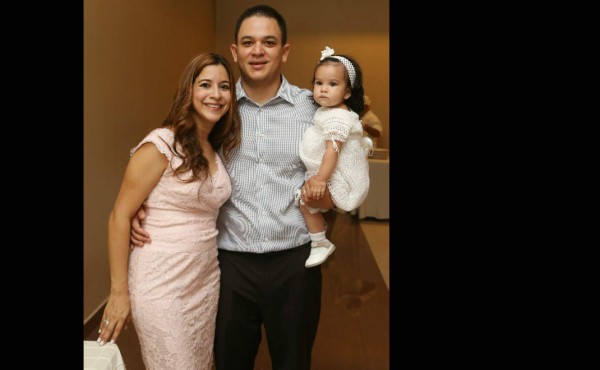 Giuliana Discua Fajardo recibe el bautismo