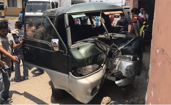 Varios heridos en colisión entre camión y un bus 'rapidito' en SPS