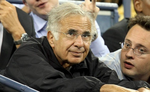 Renuncia asesor de Trump entre polémica por conflicto de intereses