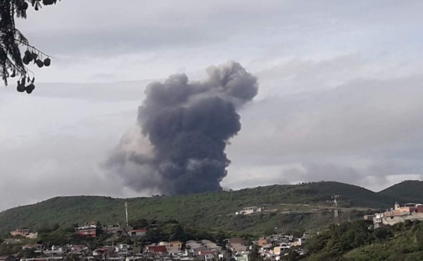 Cisterna llena de combustible se accidenta e incendia varias viviendas en Tegucigalpa