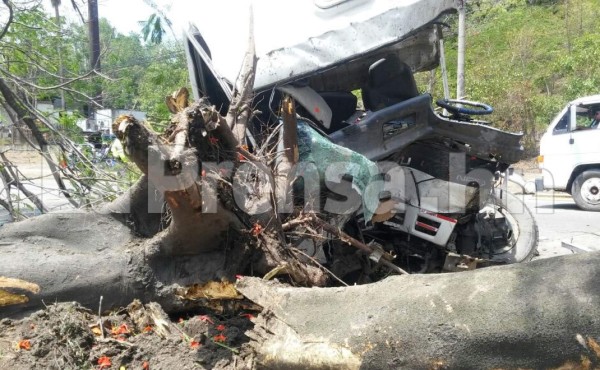 Vehículo se accidenta aparatosamente en San Pedro Sula