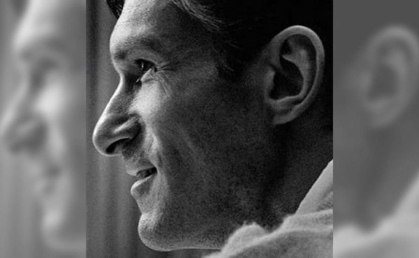 El primer hombre en protagonizar un solo en la portada de Playboy   