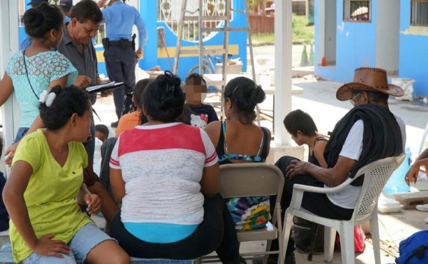 Familia se refugia en posta tras huir de pandilleros que la iba a matar