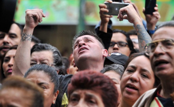 México despide a José José cantando las letras de su último ícono romántico  