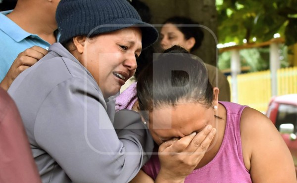 Quince horas de angustia, frío y desvelo en las afueras del penal de Tela