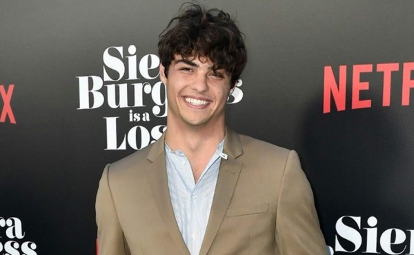 Noah Centineo busca romance con Selena Gómez