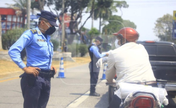 Detenidos, decomiso de vehículos y salvoconductos falsos durante cierre absoluto en San Pedro Sula