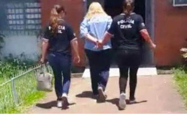 Detienen a funcionaria por robar más de mil rollos de papel higiénico