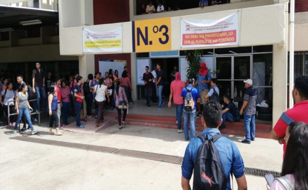 Estudiantes de la Unah-vs bloquean edificios exigiendo seguridad