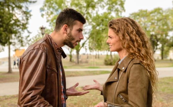 Razones por la qué mi pareja nunca me presenta a sus amigos