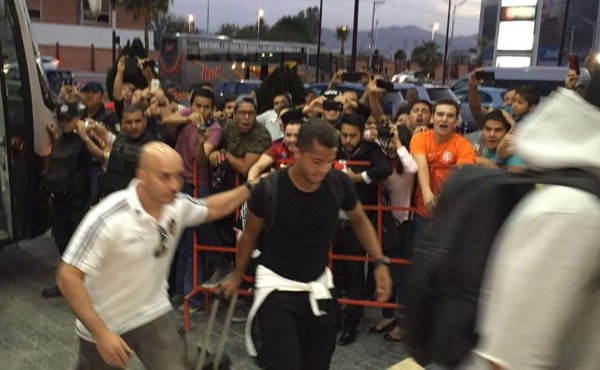 Afición de Santos le grita borracho a Giovani dos Santos