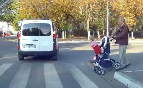 Video: Padre no se percata de desnivel y deja caer a bebé