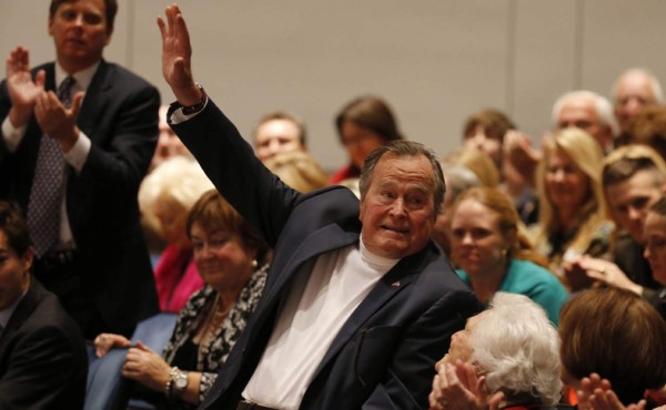 George H. W. Bush arremete contra Trump y confirma que votó por Clinton