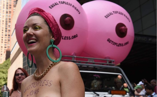 Nueva York celebra 10 años de marchas por la igualdad de género en 'topless'  