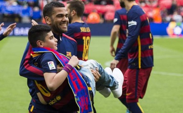 El enorme gesto de Dani Alves con un aficionado