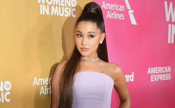 Ariana Grande se tatúa con error de ortografía a propósito