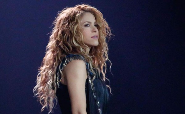 Shakira detiene concierto para atender a su padre