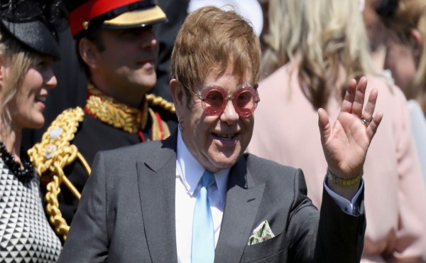 Elton John canta en la recepción de la boda real