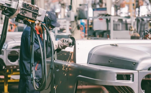 Trump insta a la Unión Europea a fabricar autos en Estados Unidos