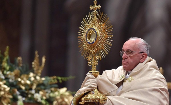 El papa pide a líderes musulmanes condenar el extremismo religioso