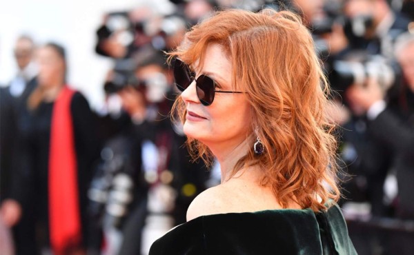Susan Sarandon impacta con sexy escote a sus 70 años